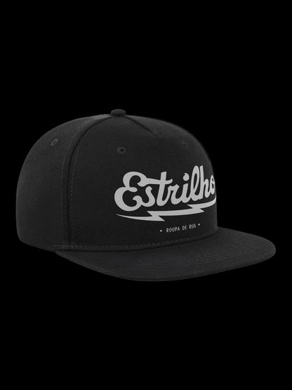 Snapback Preto com Logotipo Branco - Estrilho