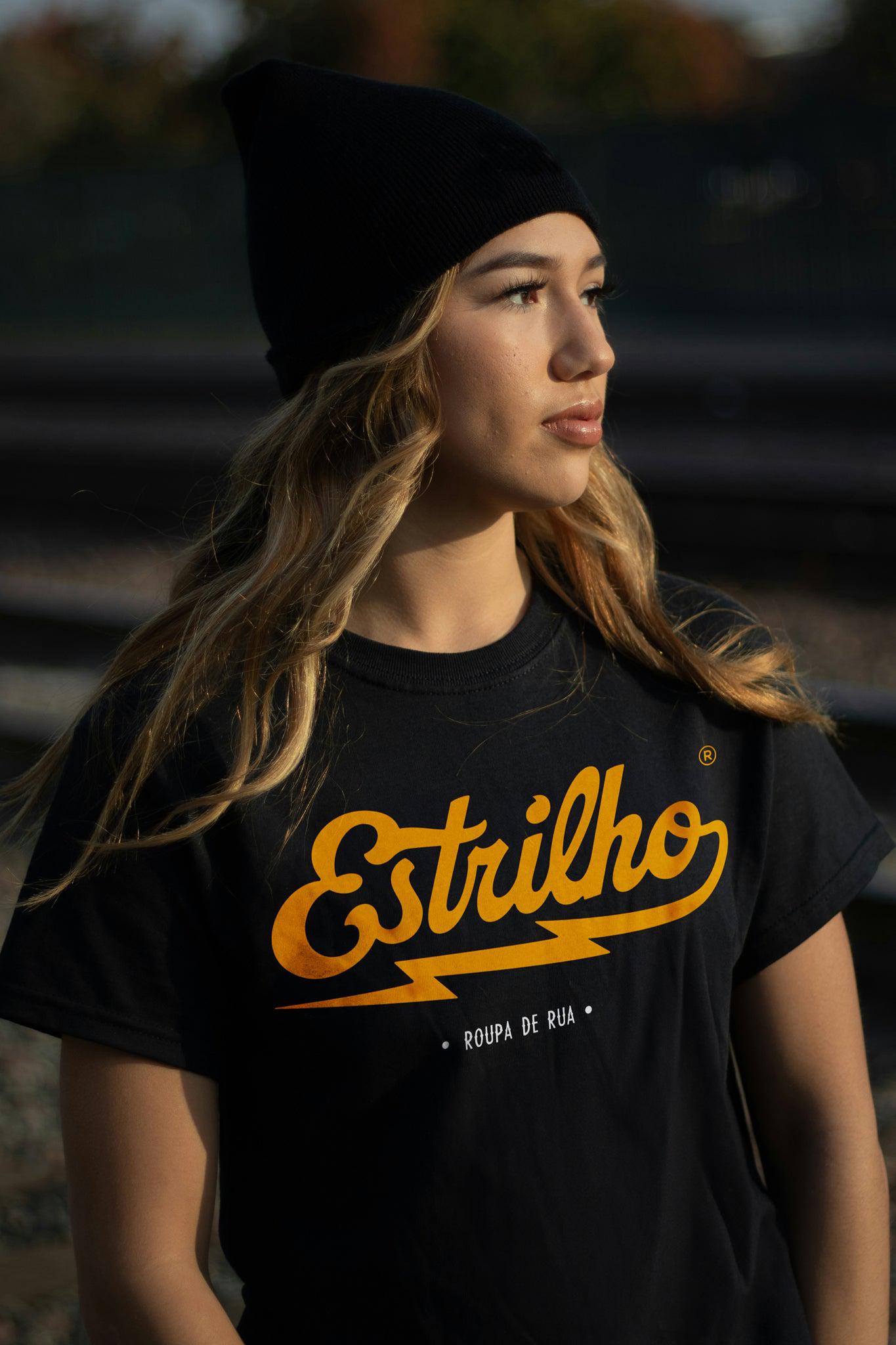 Tshirt Preta com Logotipo Amarelo - Estrilho-Estrilho