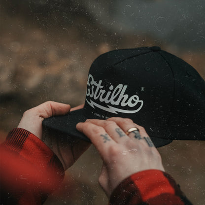 Snapback Preto com Logotipo Branco - Estrilho