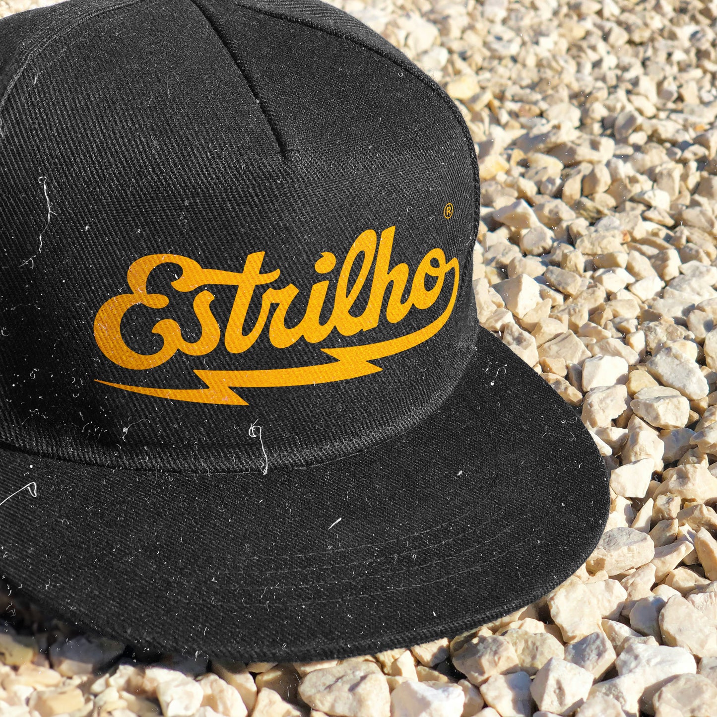 Snapback Preto com Logotipo Amarelo - Estrilho